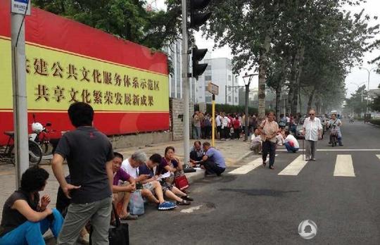 聚国医-腾讯体育讯北京时间7月31日,国家体育总局门口近百人聚集要求与中