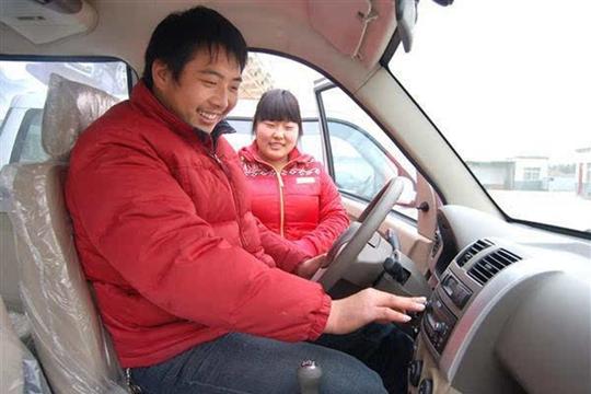 为什么在农村周边打工的人，很多喜欢开车往返，工资全部加油吗?