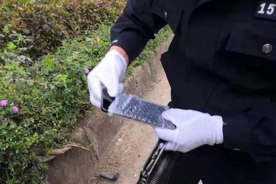 街头新骗术,陌生人开车问你借手机,千万要留神