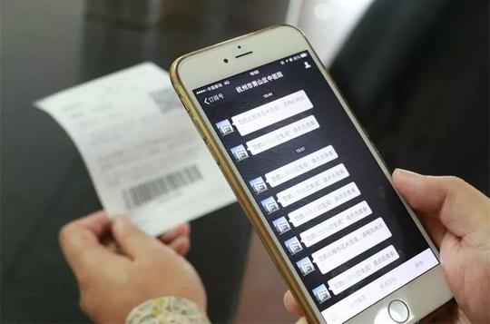预约挂号成功后会有短信提醒,就医当天凭借短信或软件中预约成功的
