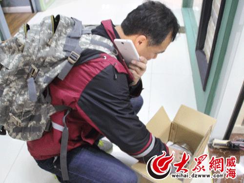 谭学强在帮助客户检查快递是否破损