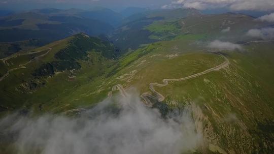 云雾中高山弯路日出视频素材_1920x1080_高清视频素材