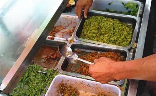 大叔街头卖"自助"午餐,8元管吃饱,生意火爆,食客扎堆