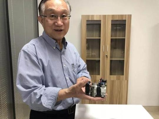 捧在手心,如获珍宝,初见倪诗茂博士,他正与创业研发团队探讨最新款