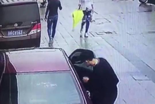 本地头条提醒广大车主,在锁车时一定要谨慎,在按完钥匙以后,记得拉一