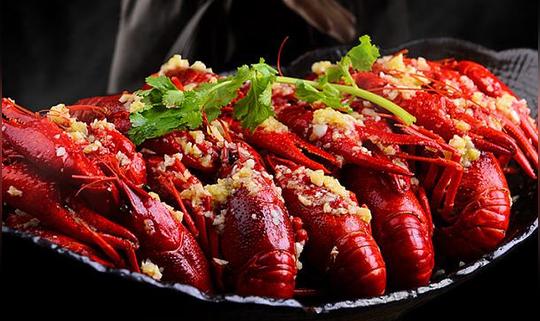 创业加盟好项目:选择加盟令人向往的小龙虾美食店，全年不间断
