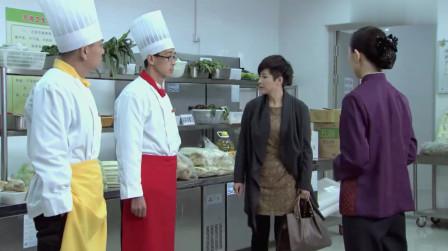 大饭店面临倒闭，老板娘在家试调料，儿子调皮乱加调料使得饭店起死回生，生意好到爆!