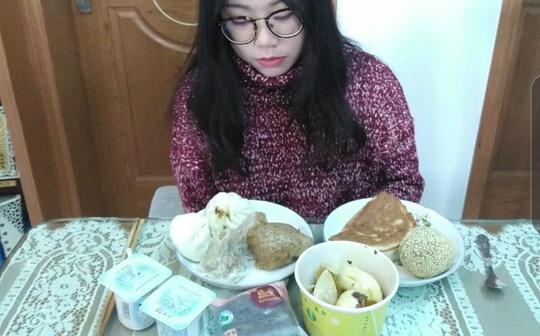 快起来吃早餐辣!包子粽子糯米烧卖煎包煎饺韭菜盒子麻球黑米糕