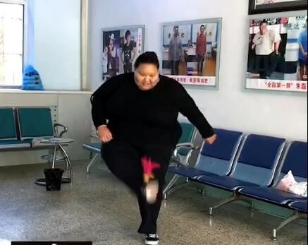 400斤女孩左亚慈一口气踢毽子11个,她可能是最灵活的胖子了