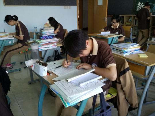 留校生认真学习