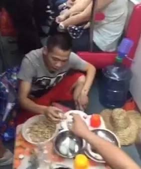 ▲快手主播直播在地铁吃饭-这个没底线的网络直播平台,政府必须严
