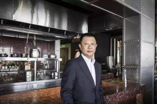 从4张方桌的小店面,创业23载,他仅靠一招就拿到20亿
