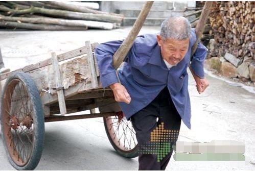 70岁农村老人工地干活,为养老多挣点钱,网友:还不够老