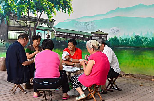 打牌娱乐的老人们_图片大全—全景创意图库（quanjing.com）中国领先的正版图片视频素材网站