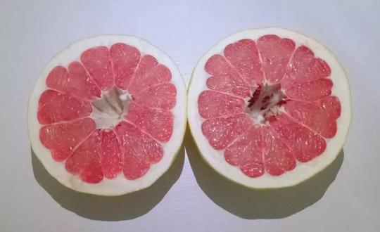 今天小编给大家分享一个剥柚子的小技巧