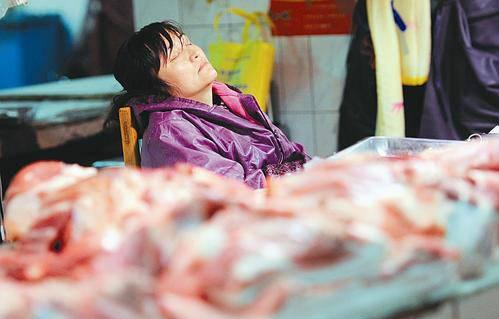太原五龙口肉食品批发市场肉贩没生意只能打瞌睡