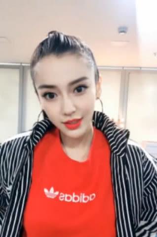 杨颖晒新年视频,脸上某部位暴露缺点,网友:还是被缺点