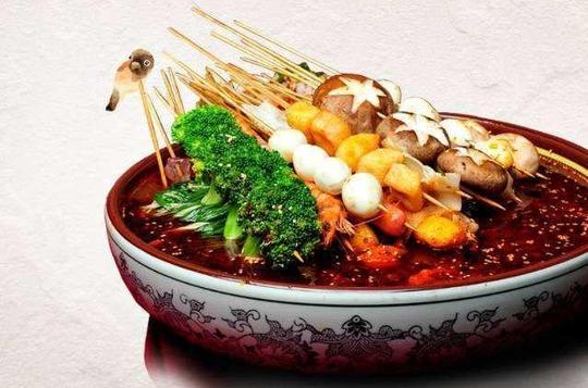 之前开火锅店的,菜品一换,做起了串串生意;原本开羊汤店的,改头换面