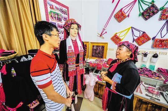 贫困户陈秀兰在政府扶持下办起苗绣工作室,带动村民共同创业.