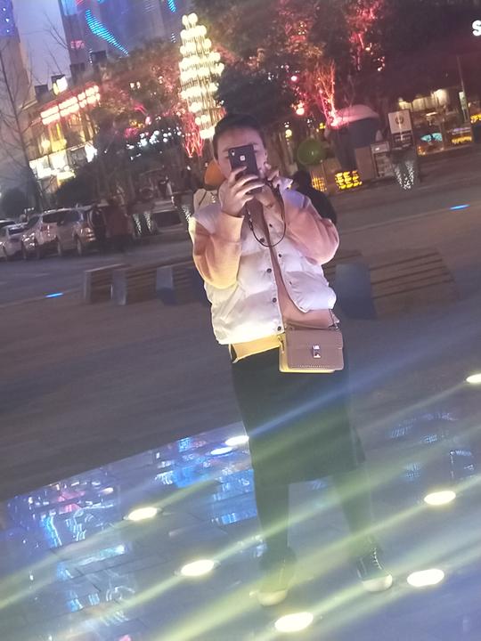 看着手机,无聊的看着天,于是看着手机刷着抖音.