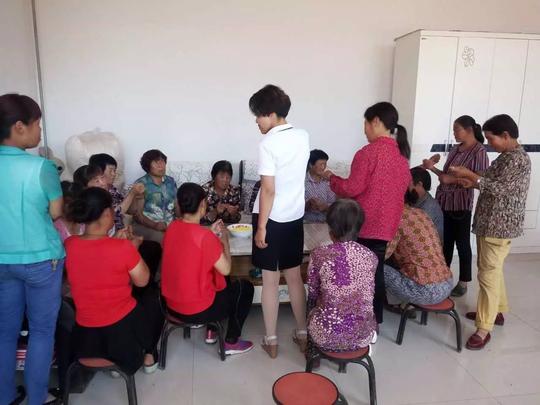从贫困妇女创业就业的实际困难出发,以弘扬民族文化,打造精美工艺品为