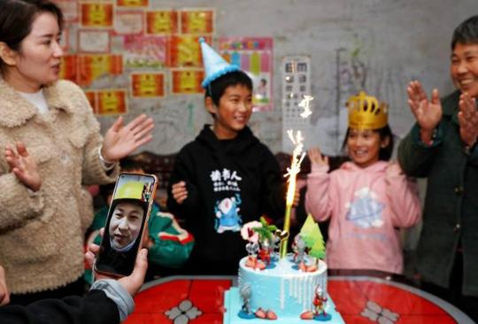 图注:彭中辉在北京通过视频给在临泉的儿子庆生