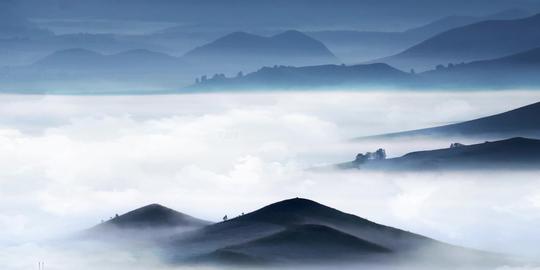 唯美蓝色水墨山水云雾远山山峰视频素材_2500x1080