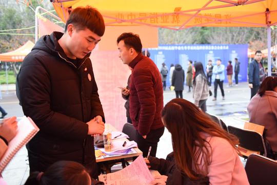 美术学院学生党支部组织开展大学毕业生创业就业调研活动