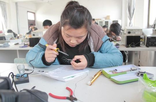 校"电子装配工程师大赛"成果丰富