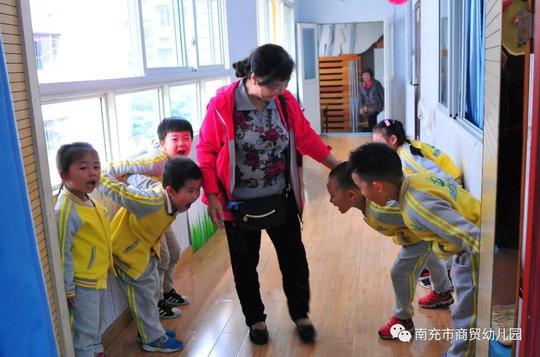 幼儿园党支部书记,园长秦旭艳同志代表幼儿园向艰苦创业,把激情燃烧
