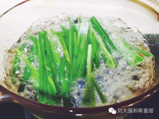 韭菜,是云南米线的最佳搭配.新鲜的韭菜需要过水抄一遍后切短段.