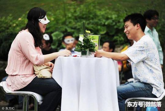 创业初期资金紧缺,前女友借给我十万,现任却因我不带她旅游生气