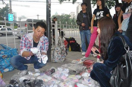 钻龙地摊分享90后摆地摊创业成功案例