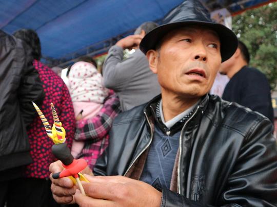 农村老人进城捏面人40年,每天挣钱100元,有一件事让他