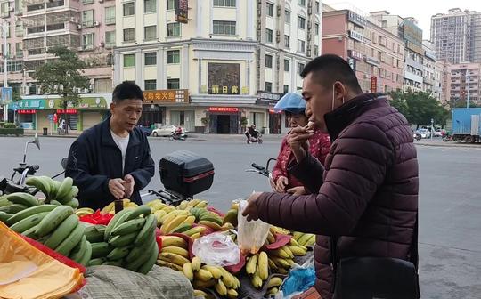 阿彬连续几天没有摆摊，今天摆摊生意暴增，都是之前的老顾客来卖