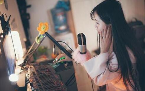 女主播中兼职大学生较多,她们主要靠唱歌跳舞等才艺或卖萌等方式,吸引