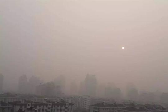 霾,也称灰霾(烟雾)空气中的灰尘,硫酸,硝酸,有机碳氢化合物等粒子也