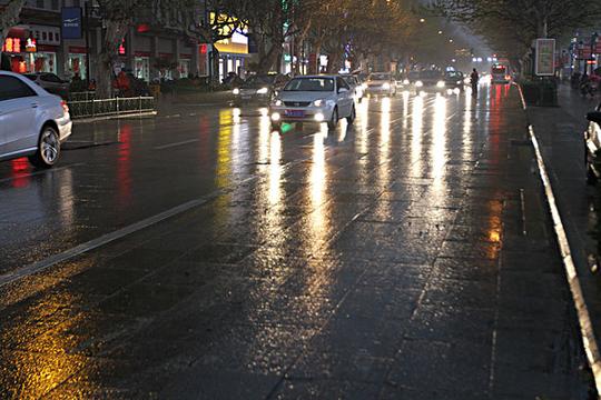 雨天街景_雨天夜景真实图片