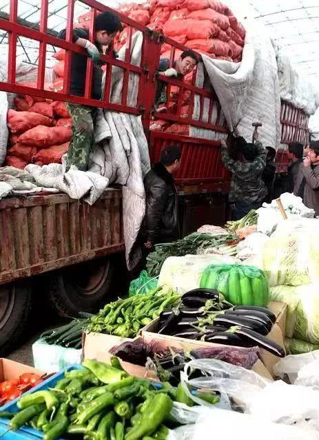 经过多次专项整治，江桥批发市场秩序明显改善(资料图)