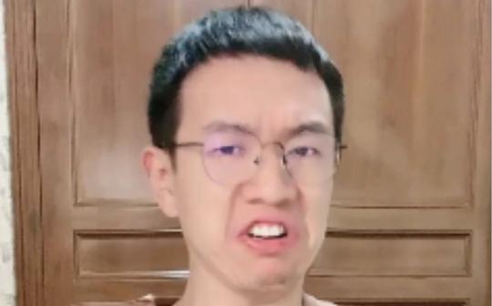 阿怼，我刚才给女主播刷礼物了，你骂骂我