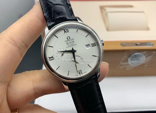欧米茄碟飞系列男士机械腕表，表径39.5mm，白盘皮带款，带
