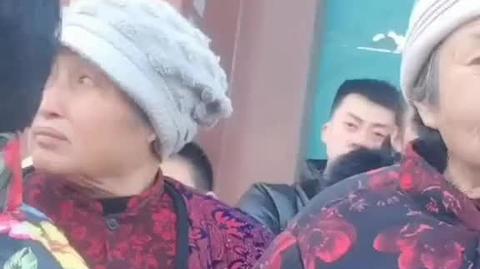 感情深厚的姐姐远嫁他乡，弟弟在人群里默默哭泣，这一幕真伤感