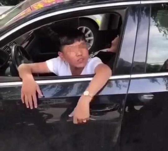 未成年男孩拍视频炫富喊话"谁不服?",最终被社会男给教训了!