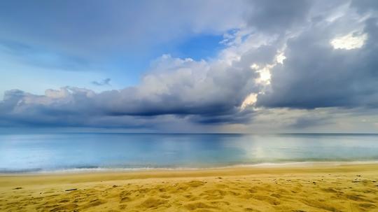 金色海滩潮起潮落沙滩海浪_3840x2160_高清视频素材