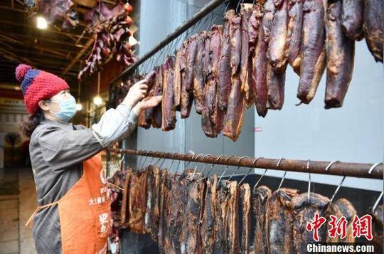 寺街|成都“香肠一条街”生意旺“大户人家”香肠腊肉挂满屋