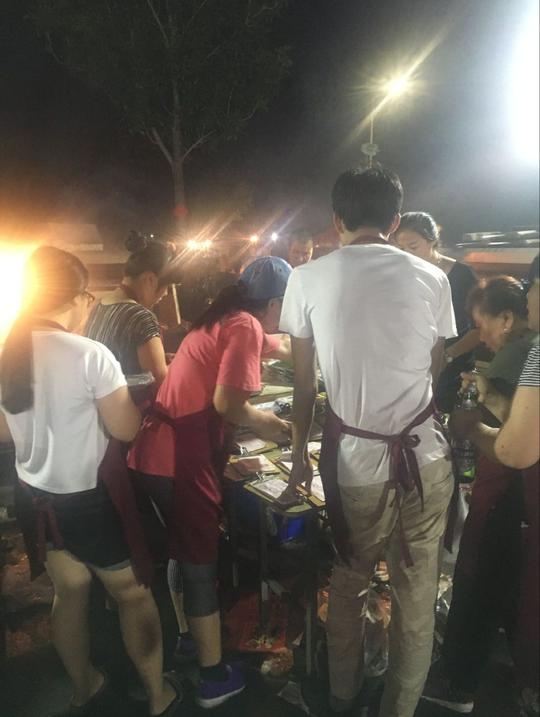 大学门口烧烤摊,生意火爆,天天收入上万!