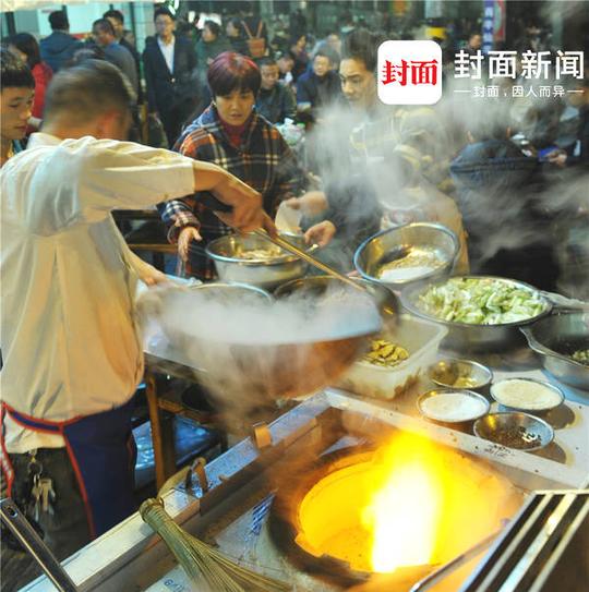 过冬至吃羊肉成都羊肉汤一条街生意火爆