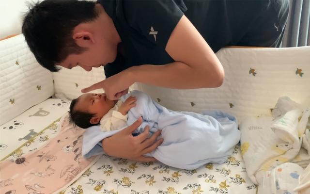 婴儿落地醒是怎么回事