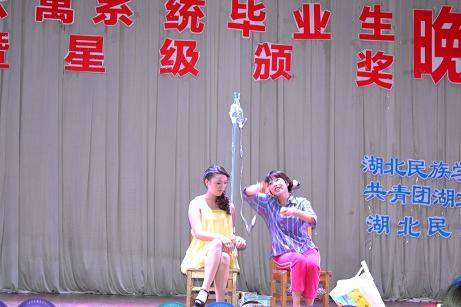 艺术学院的哑剧《打吊瓶》用无声的表演演绎了打吊瓶中的件件引人发笑