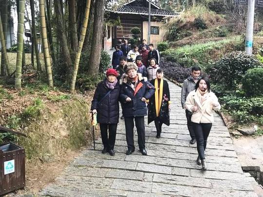 作为湖南新乡贤,创业成功后回到家乡,投入巨资开发雪峰山旅游,在开发